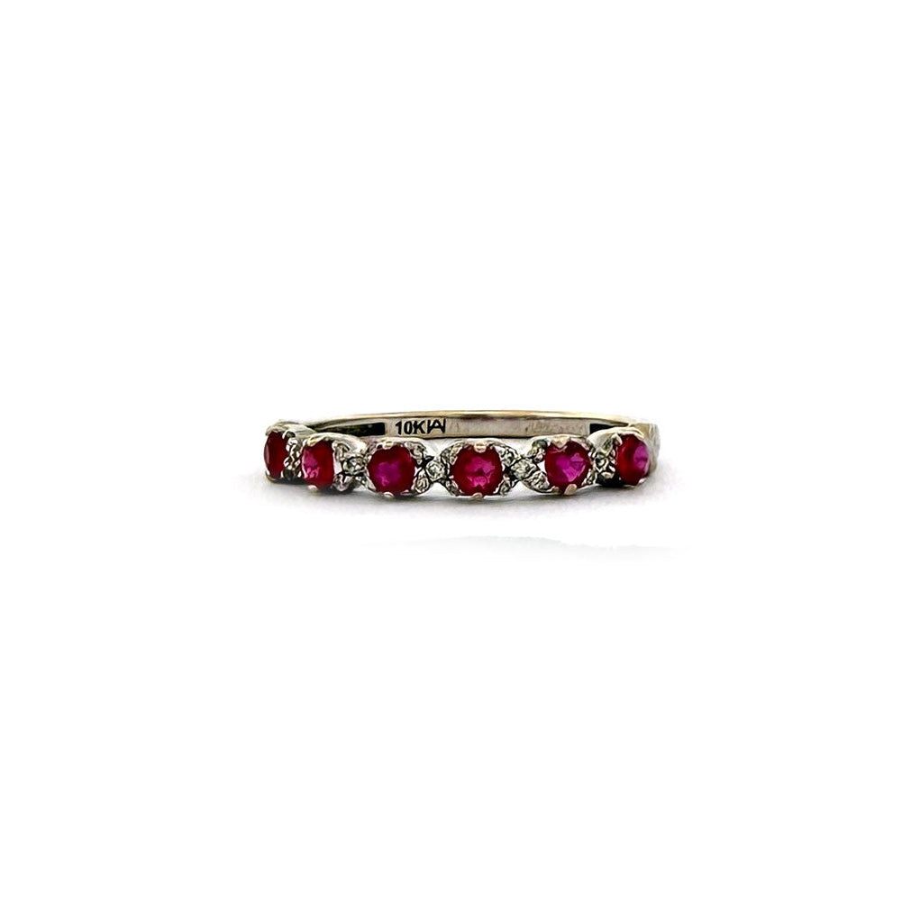 Anillo medio cintillo en oro blanco 10K con rubíes y diamantes en x