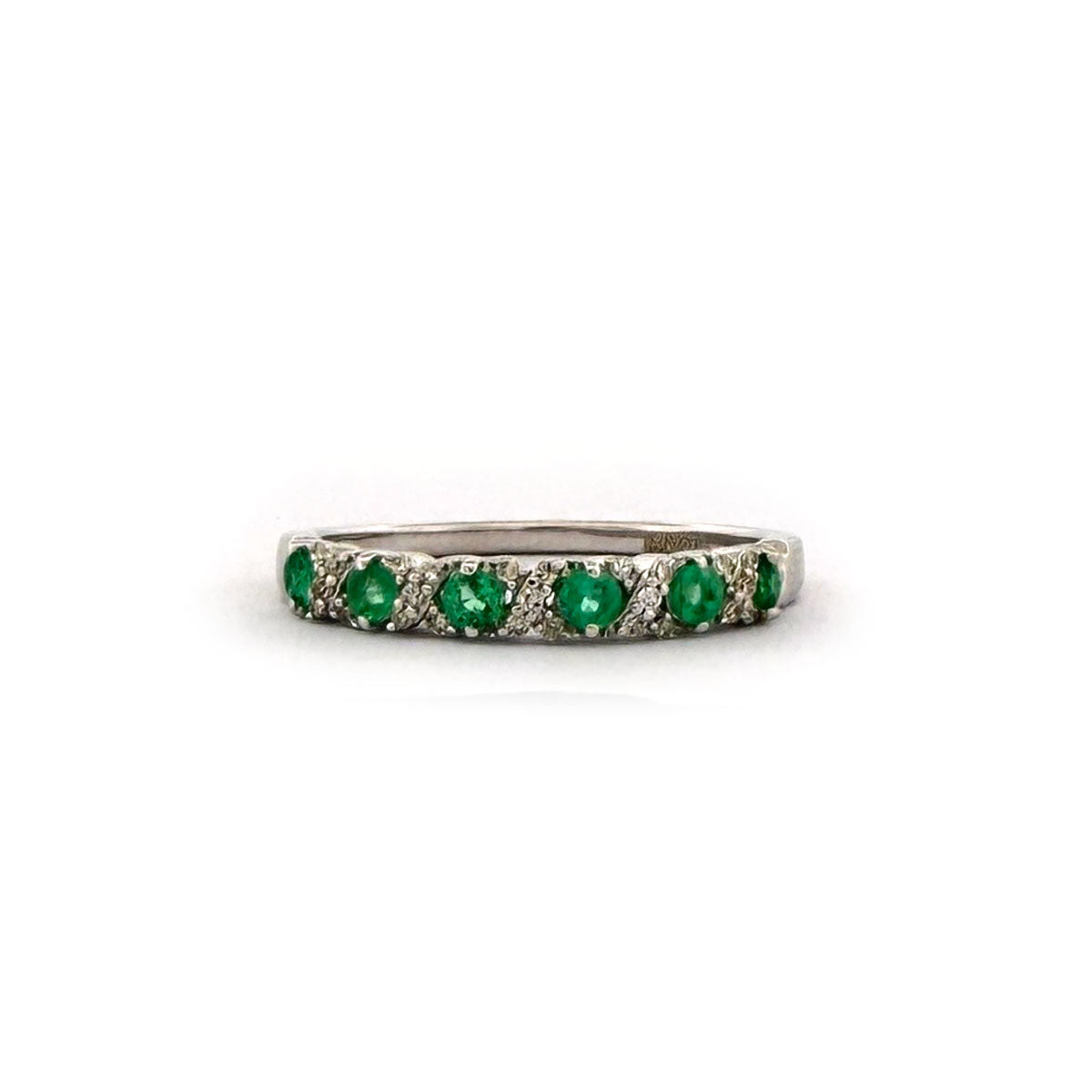 Anillo medio cintillo en oro blanco 10K con esmeraldas y diamantes en x