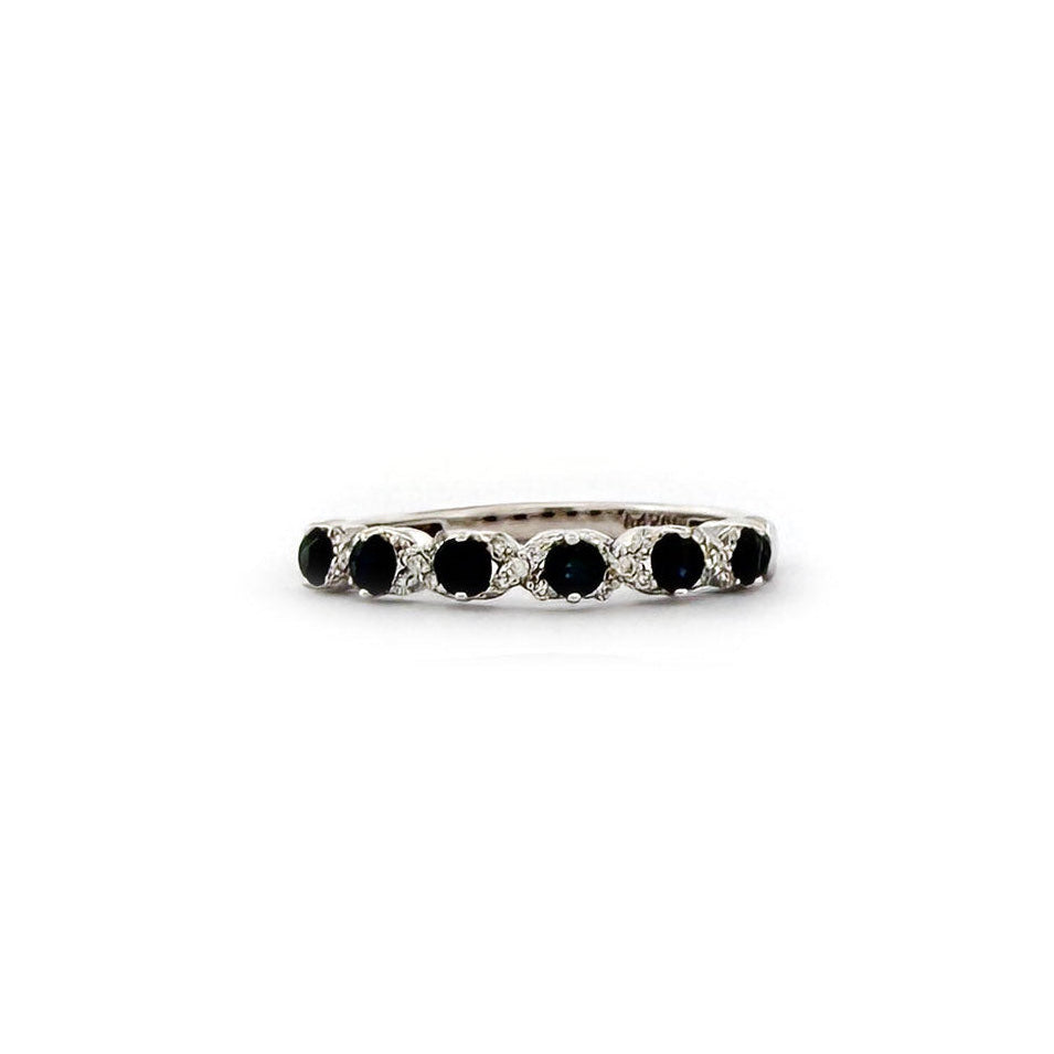 Anillo medio cintillo en oro blanco 10K con zafiros y diamantes en x