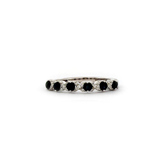 Anillo medio cintillo en oro blanco 10K con zafiros y diamantes en x
