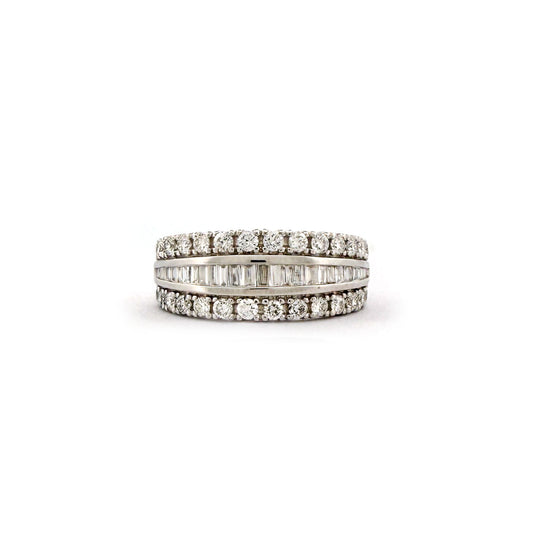 Anillo de plata medio cintillo de tres filas de diamantes de laboratorio 1ctw