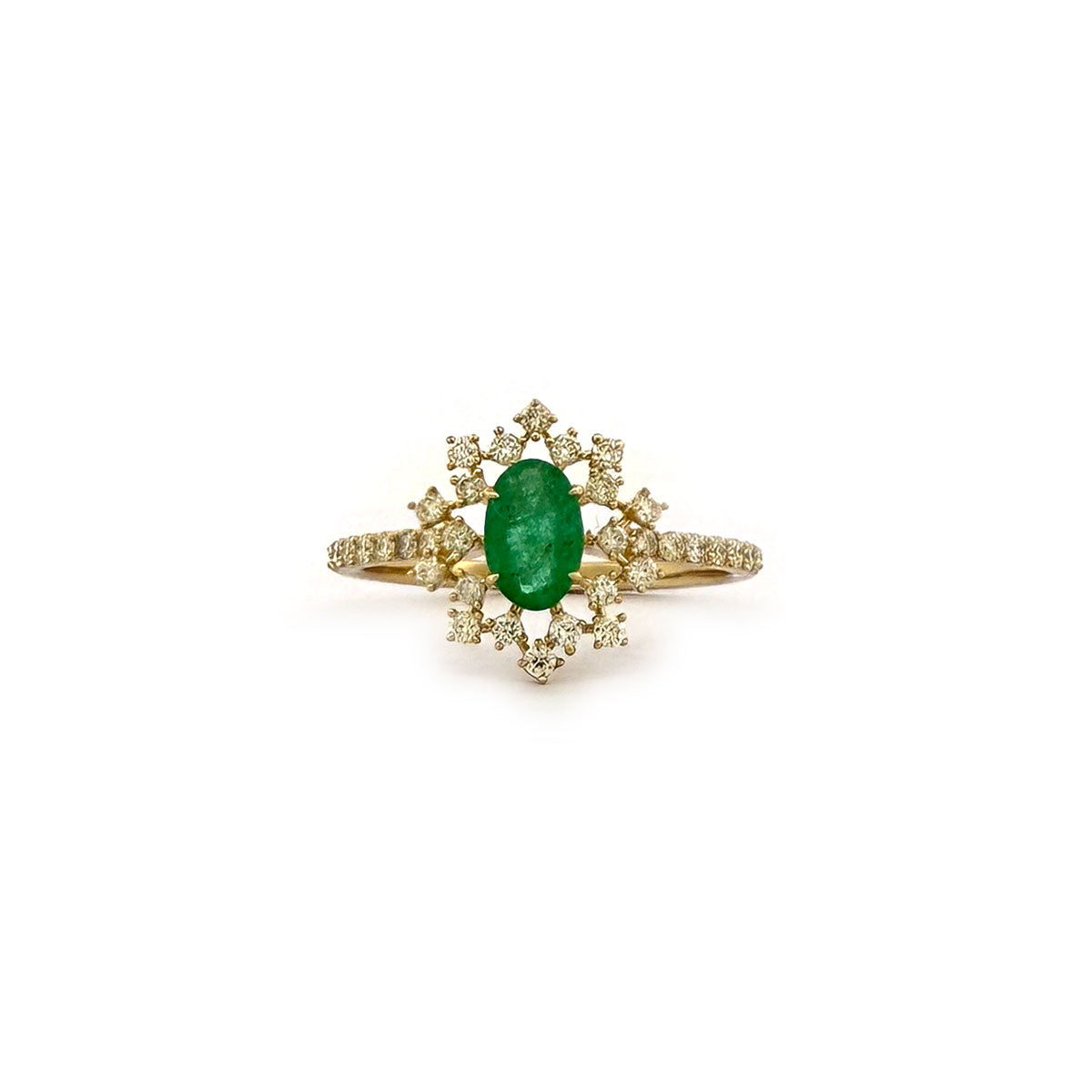 Anillo en oro amarillo 10K con esmeralda ovalada y diamantes 0.40ctw