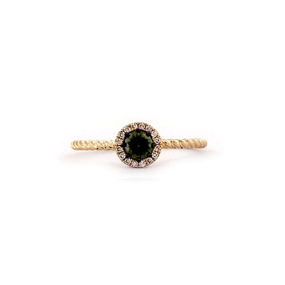 Anillo en oro amarillo 10K entorchado con diamante verde y halo de diamantes blancos 0.35ctw