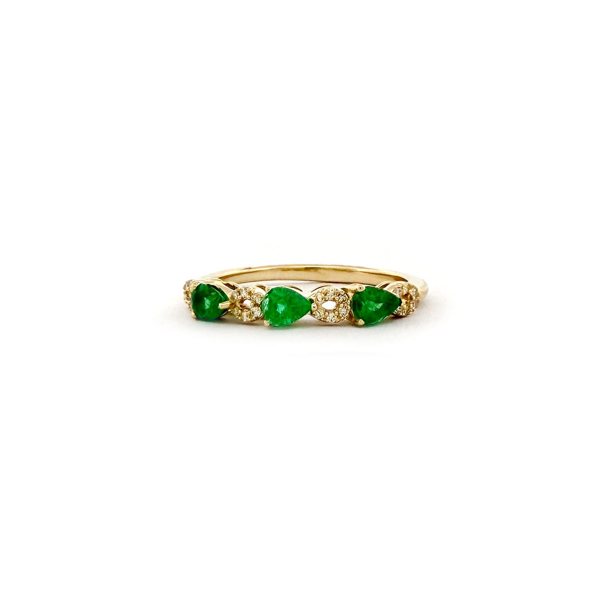 Anillo medio cintillo en oro amarillo 10K con esmeralda corte pera y diamantes 0.10ctw