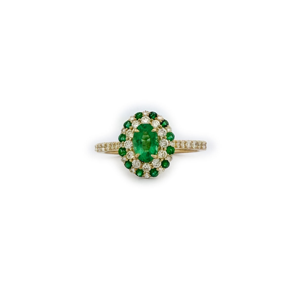Anillo en oro amarillo 10K con esmeralda ovalada y doble halo de diamantes 0.40ctw y esmeraldas