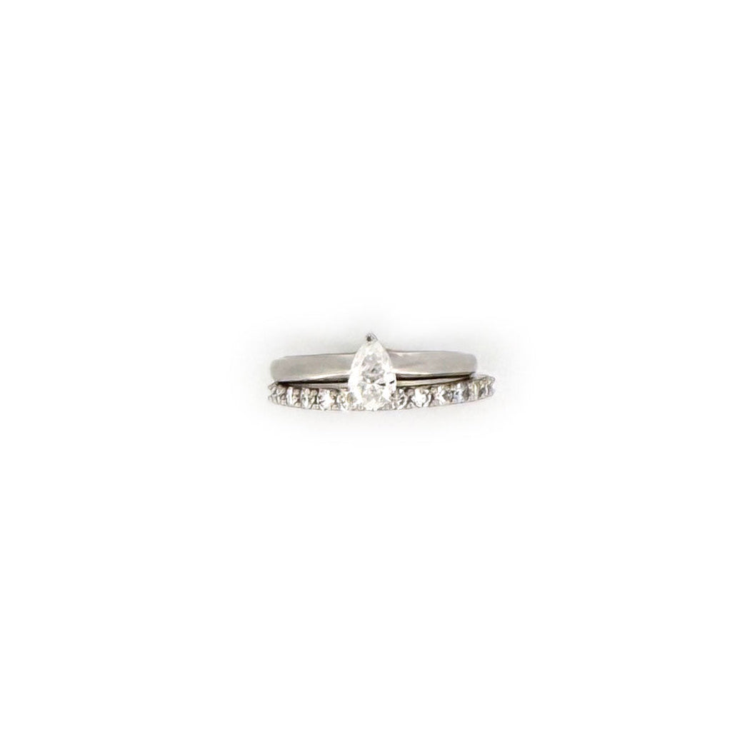 Set de anillo de compromiso corte pera y medio cintillo de diamantes de laboratorio 1ctw