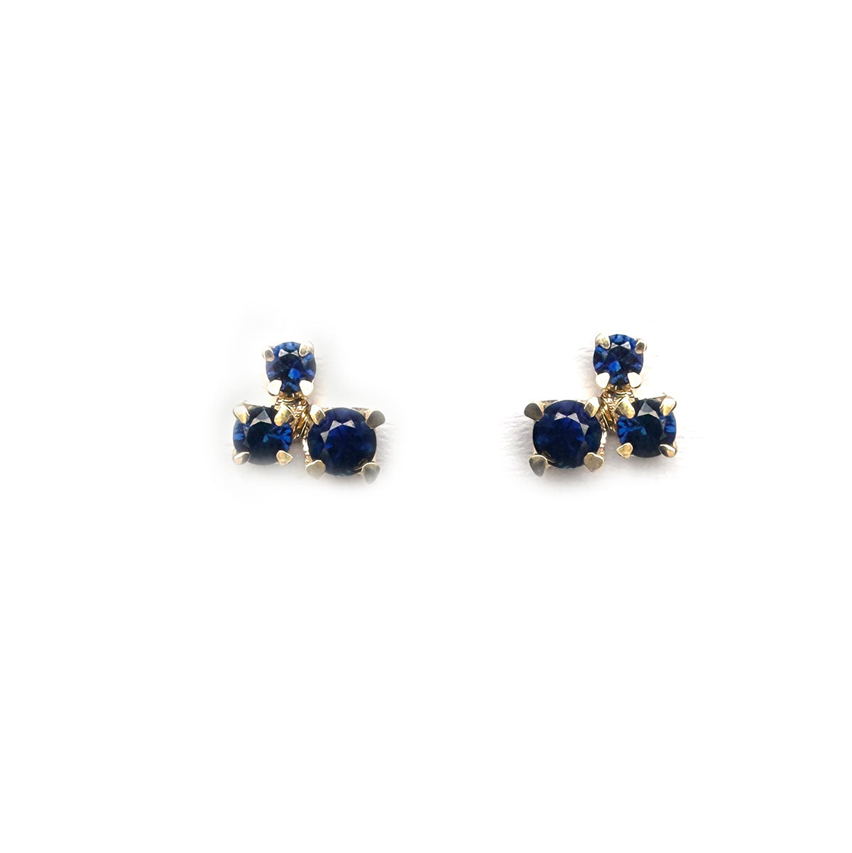 Aretes en oro amarillo 14K con tres zafiros redondos
