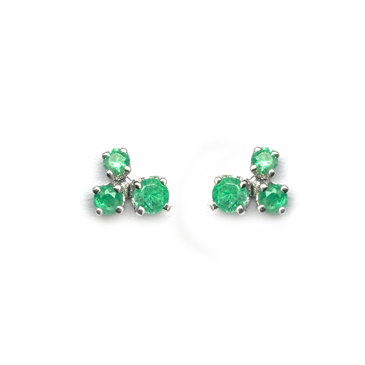 Aretes en oro blanco 14K con tres esmeraldas redondas