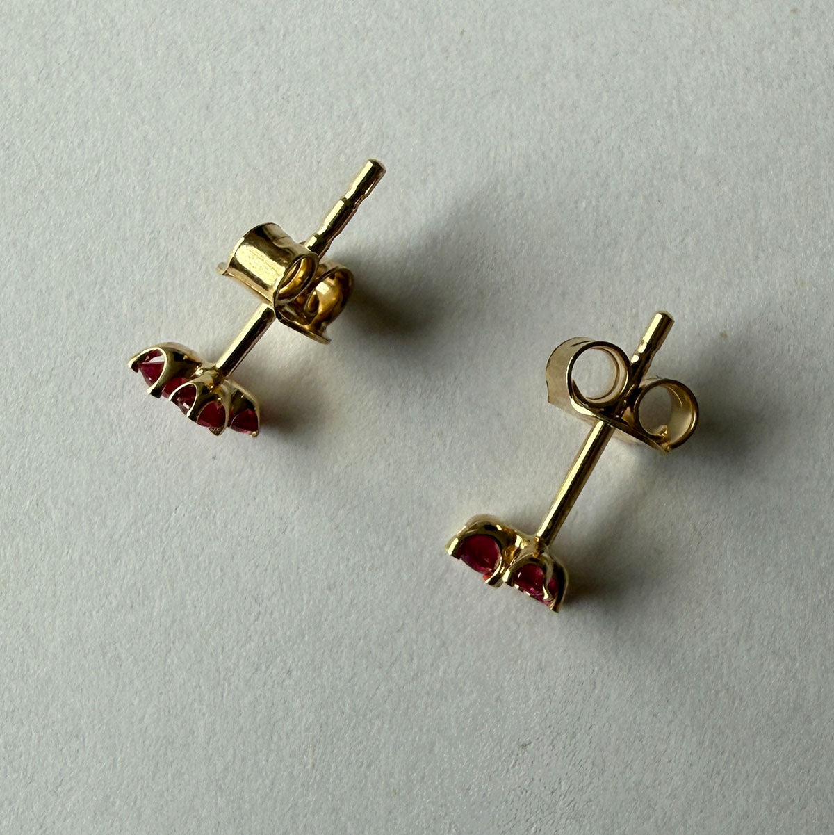 Aretes en oro amarillo 14K con tres rubíes redondos