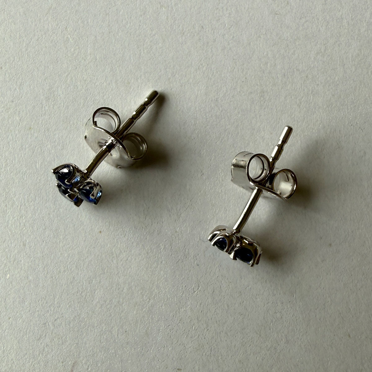 Aretes en oro blanco 14K con tres zafiros redondos