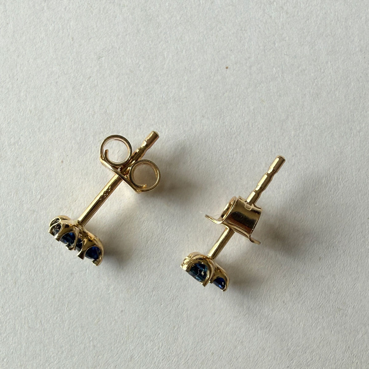 Aretes en oro amarillo 14K con tres zafiros redondos