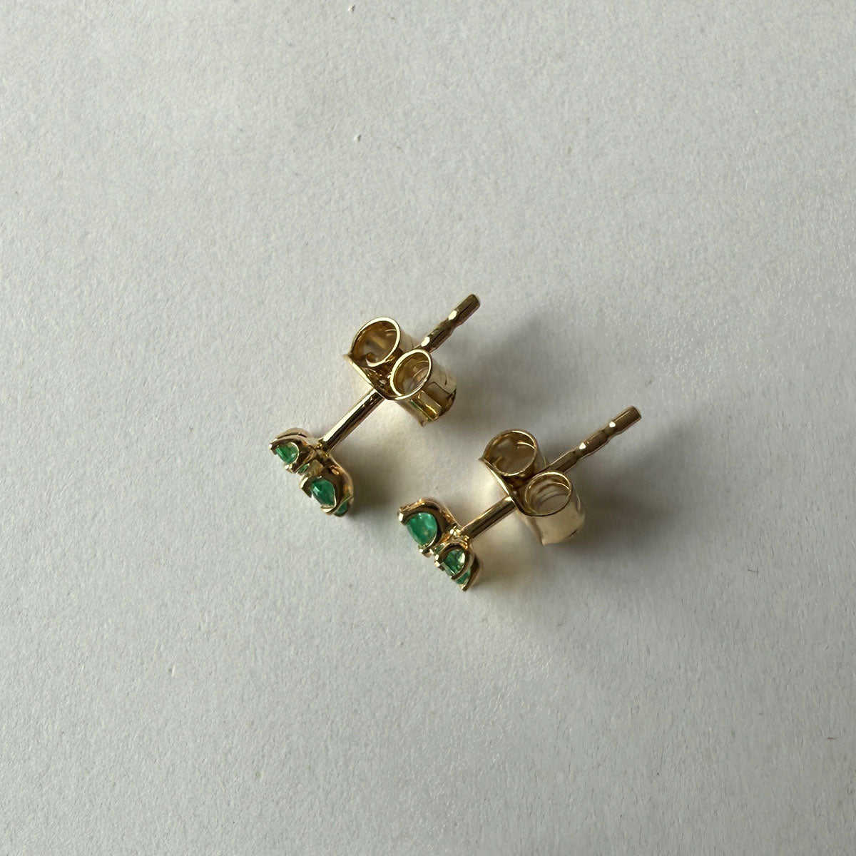 Aretes en oro amarillo 14K con tres esmeraldas redondas