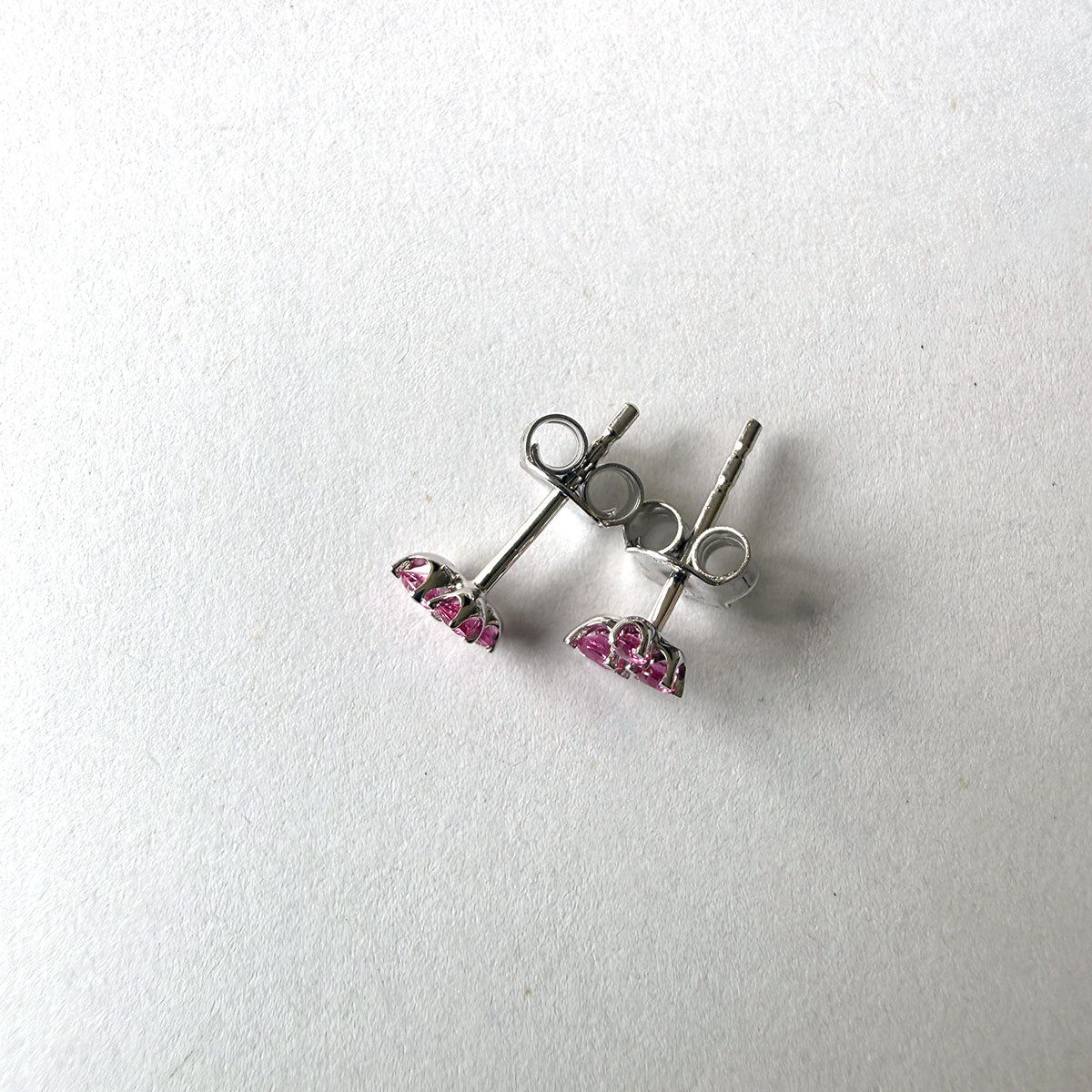 Aretes en oro blanco 14K con tres zafiros rosa redondos