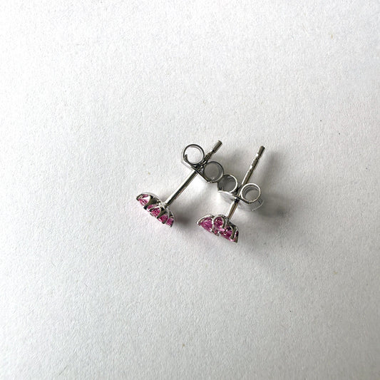 Aretes en oro blanco 14K con tres zafiros rosa redondos