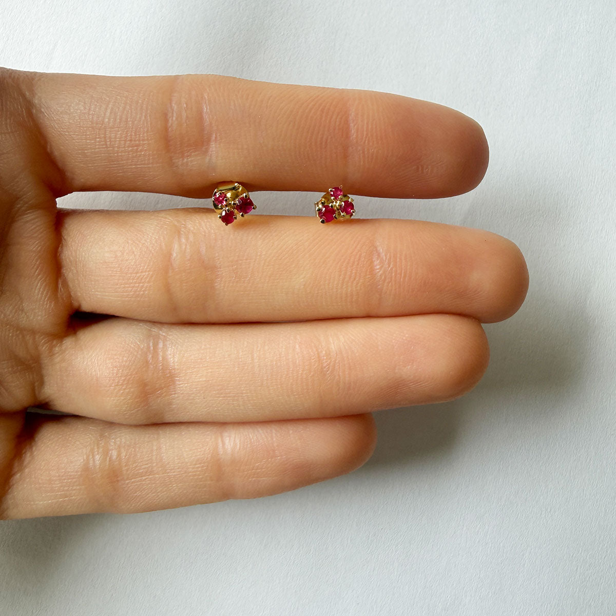 Aretes en oro amarillo 14K con tres rubíes redondos
