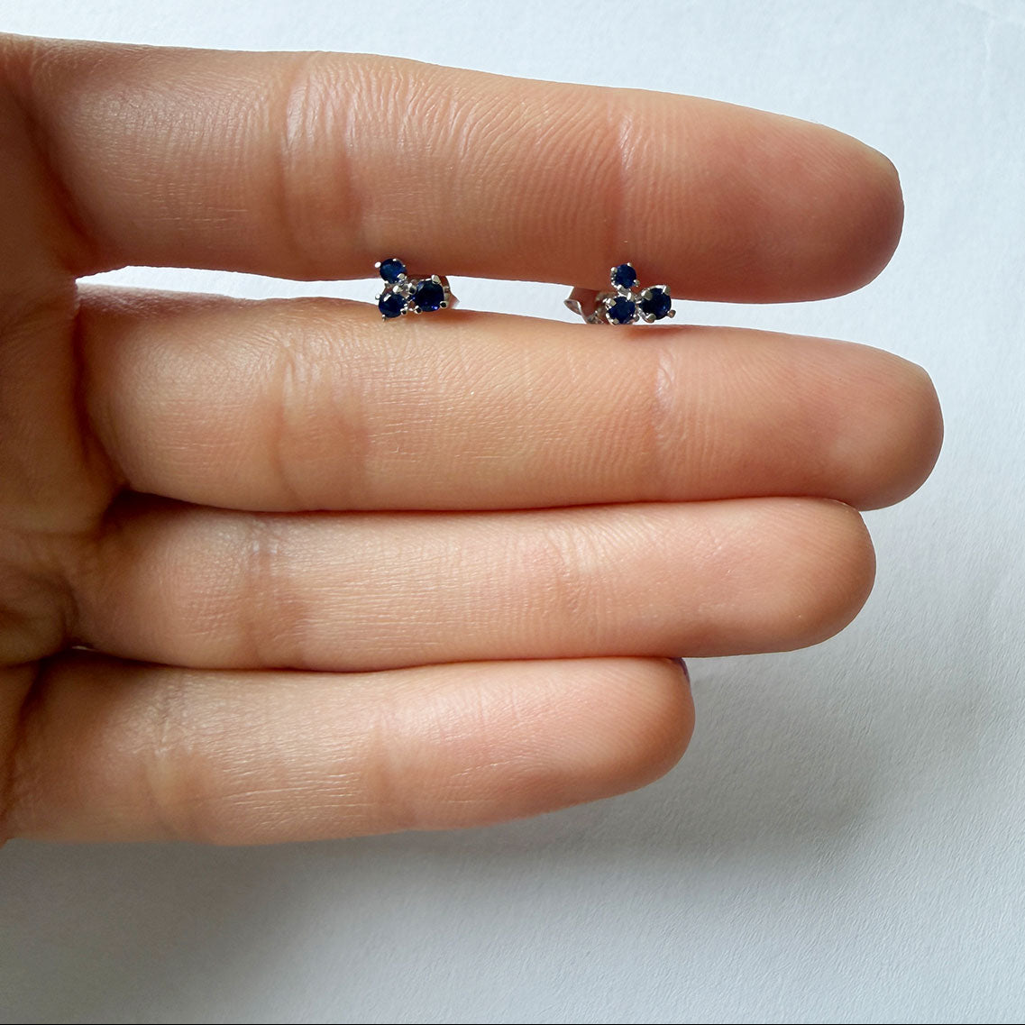 Aretes en oro blanco 14K con tres zafiros redondos