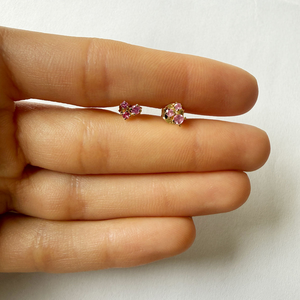 Aretes en oro blanco 14K con tres zafiros rosa redondos