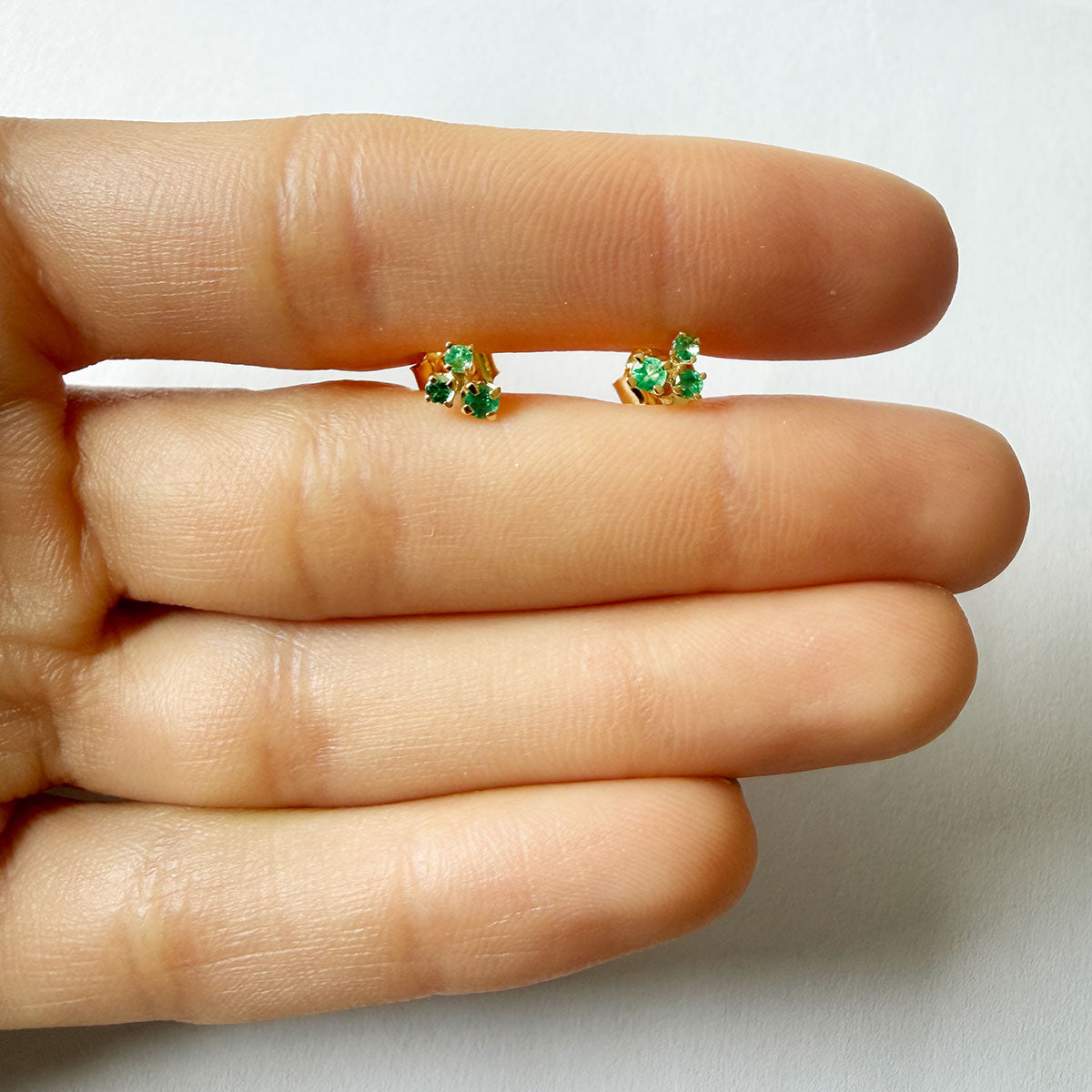 Aretes en oro amarillo 14K con tres esmeraldas redondas