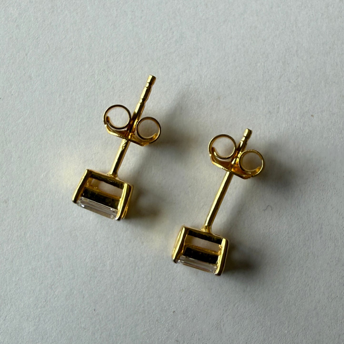 Aretes de plata con baño de oro amarillo studs de diamantes corte esmeralda de laboratorio 0.60ctw