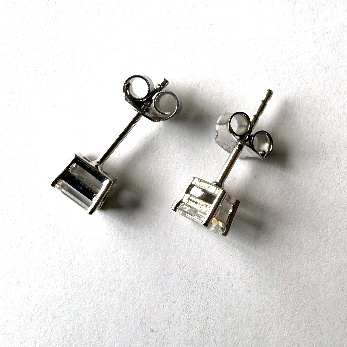 Aretes de plata studs de diamantes corte esmeralda de laboratorio 0.60ctw