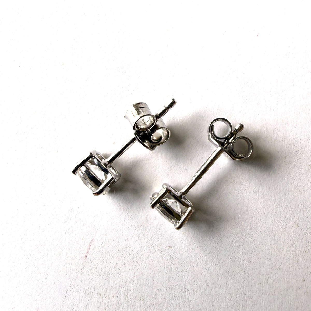 Aretes de plata studs de diamantes ovalados de laboratorio 0.60ctw