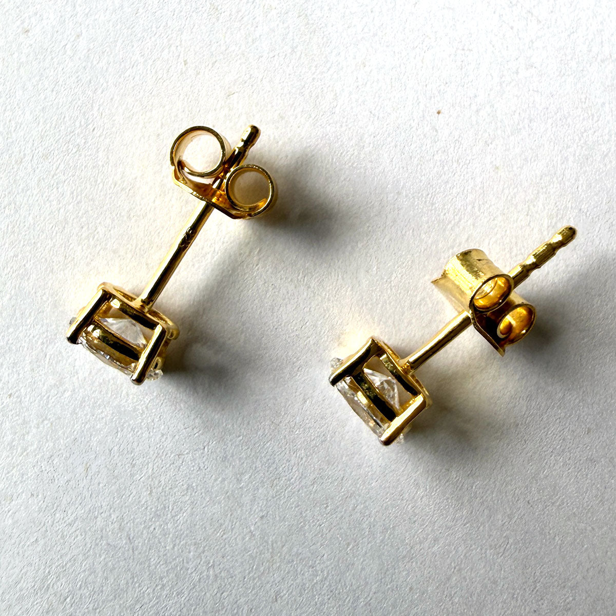 Aretes de plata con baño de oro amarillo studs de diamantes ovalados de laboratorio 0.60ctw