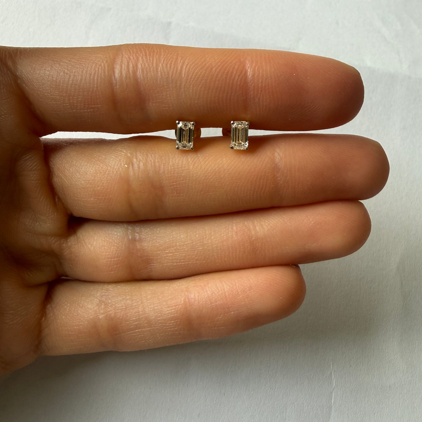 Aretes de plata con baño de oro amarillo studs de diamantes corte esmeralda de laboratorio 0.60ctw