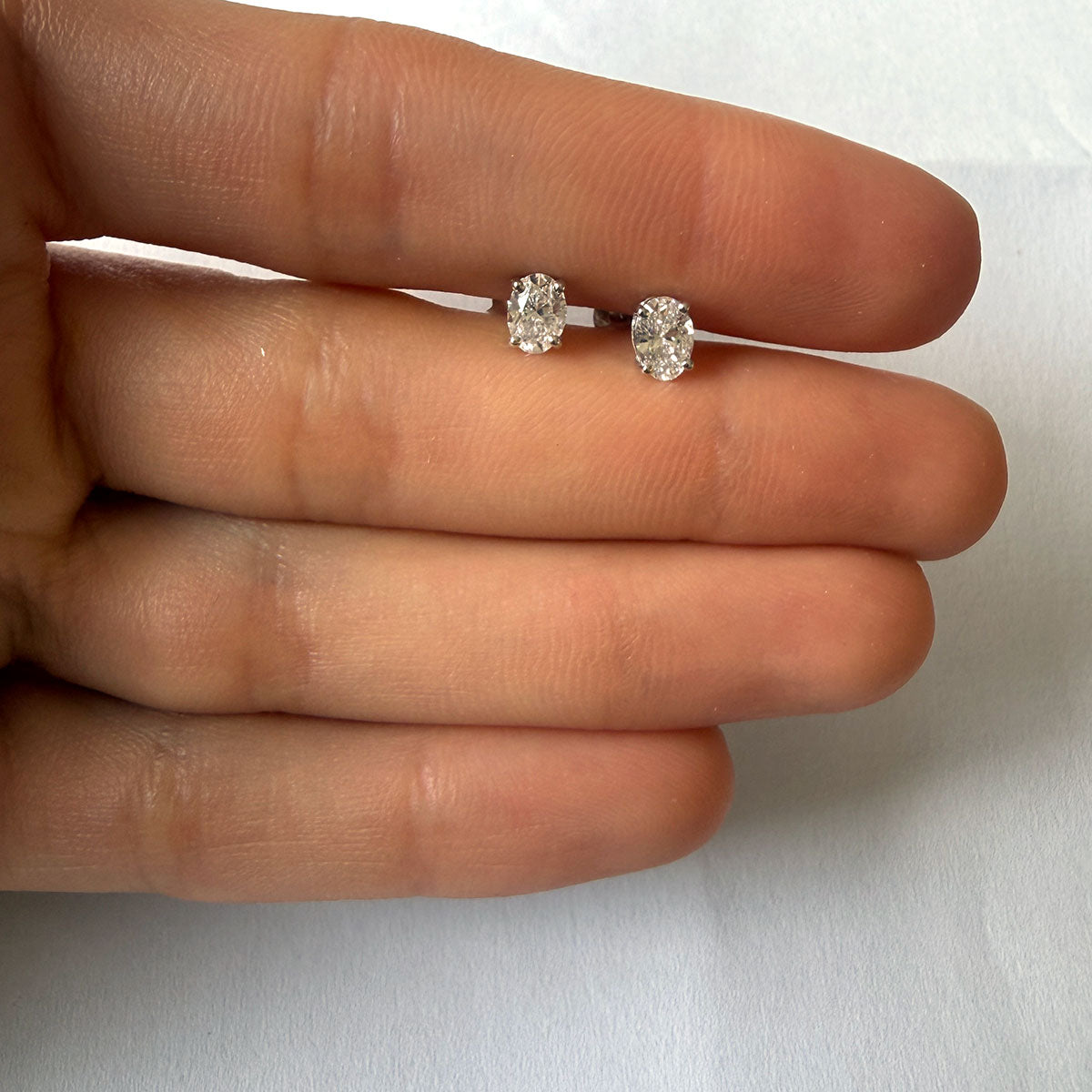 Aretes de plata studs de diamantes ovalados de laboratorio 0.60ctw