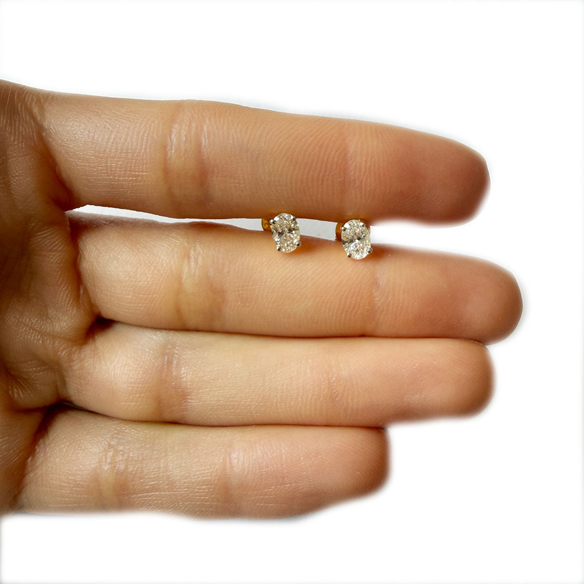 Aretes de plata con baño de oro amarillo studs de diamantes ovalados de laboratorio 0.60ctw