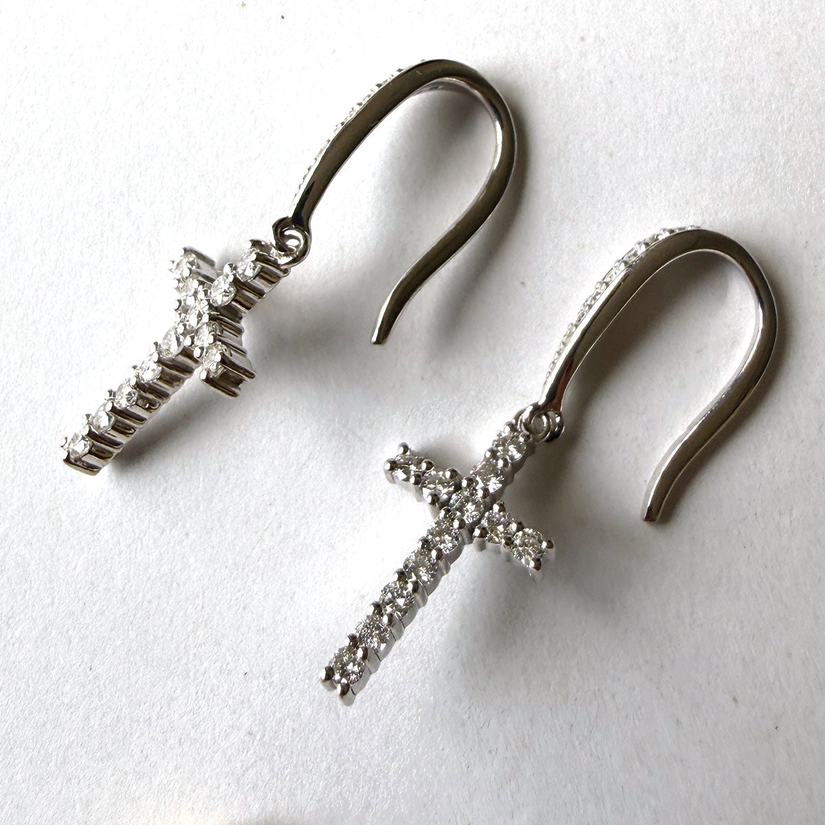 Aretes gancho de plata con cruz colgante con diamantes de laboratorio 0.70ctw