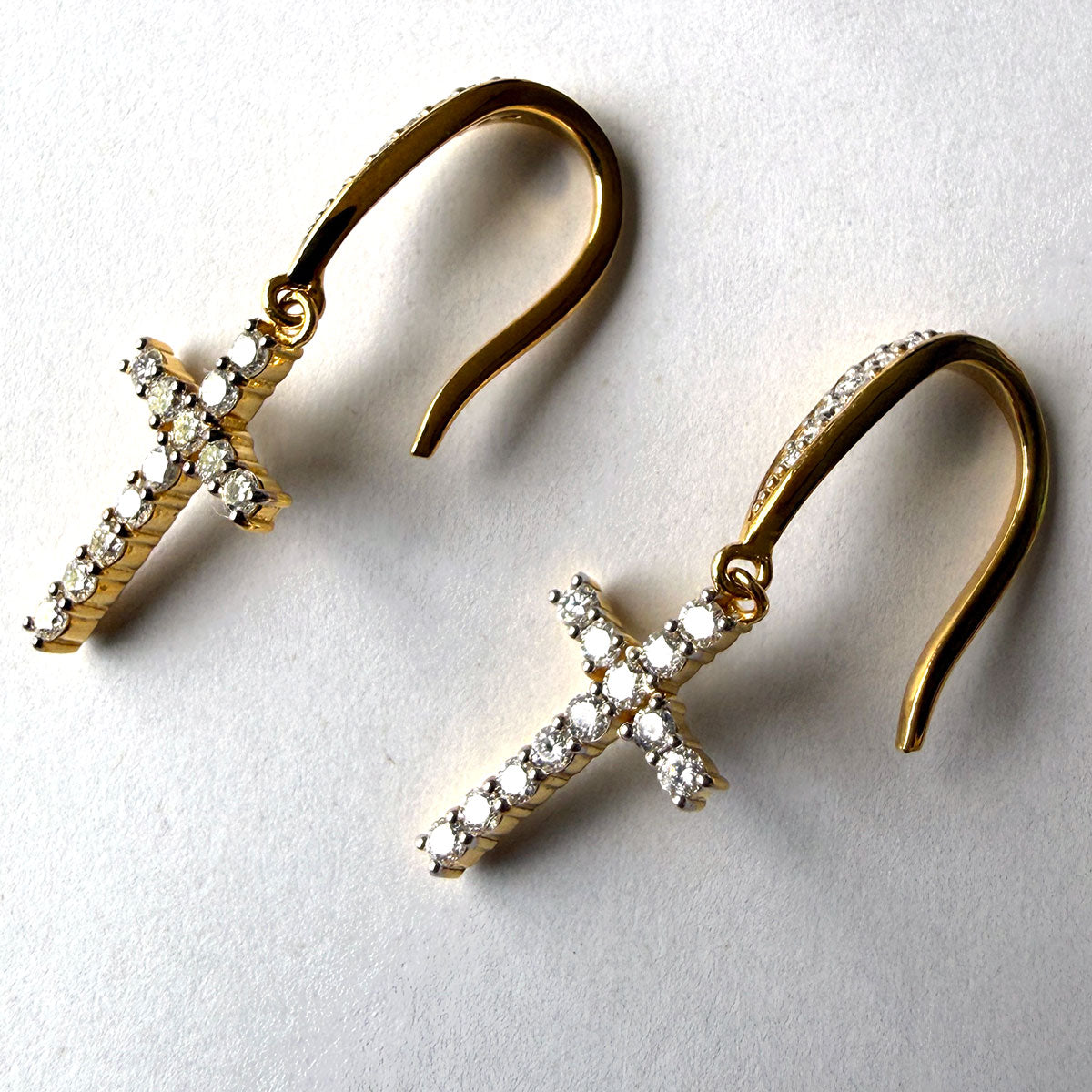 Aretes gancho de plata con baño de oro amarillo con cruz colgante con diamantes de laboratorio 0.70ctw