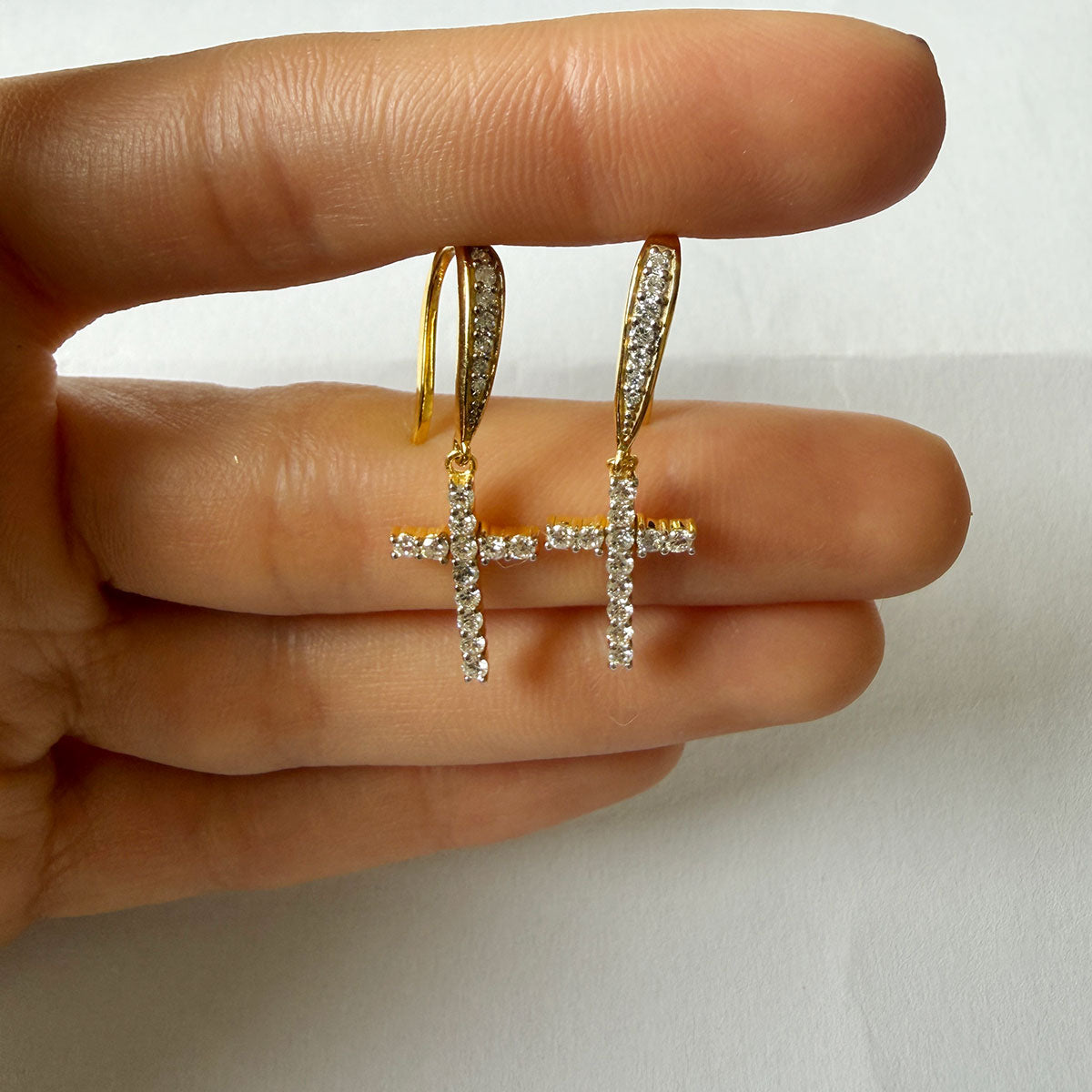 Aretes gancho de plata con baño de oro amarillo con cruz colgante con diamantes de laboratorio 0.70ctw