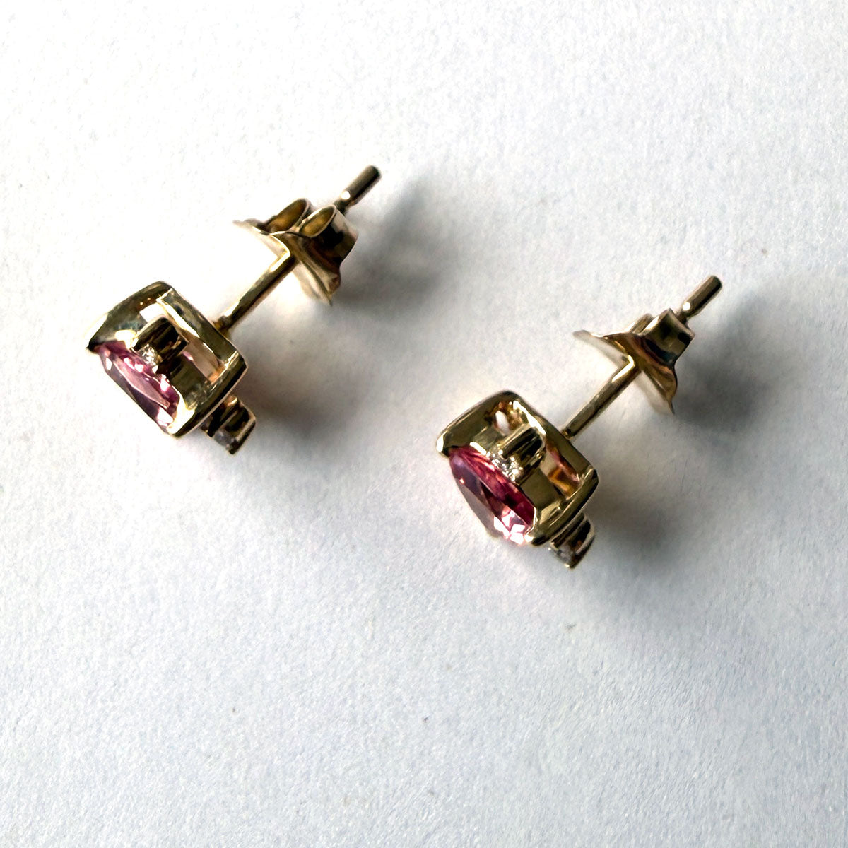 Aretes en oro amarillo 10K con turmalina rosa y diamantes de laboratorio 0.08ctw
