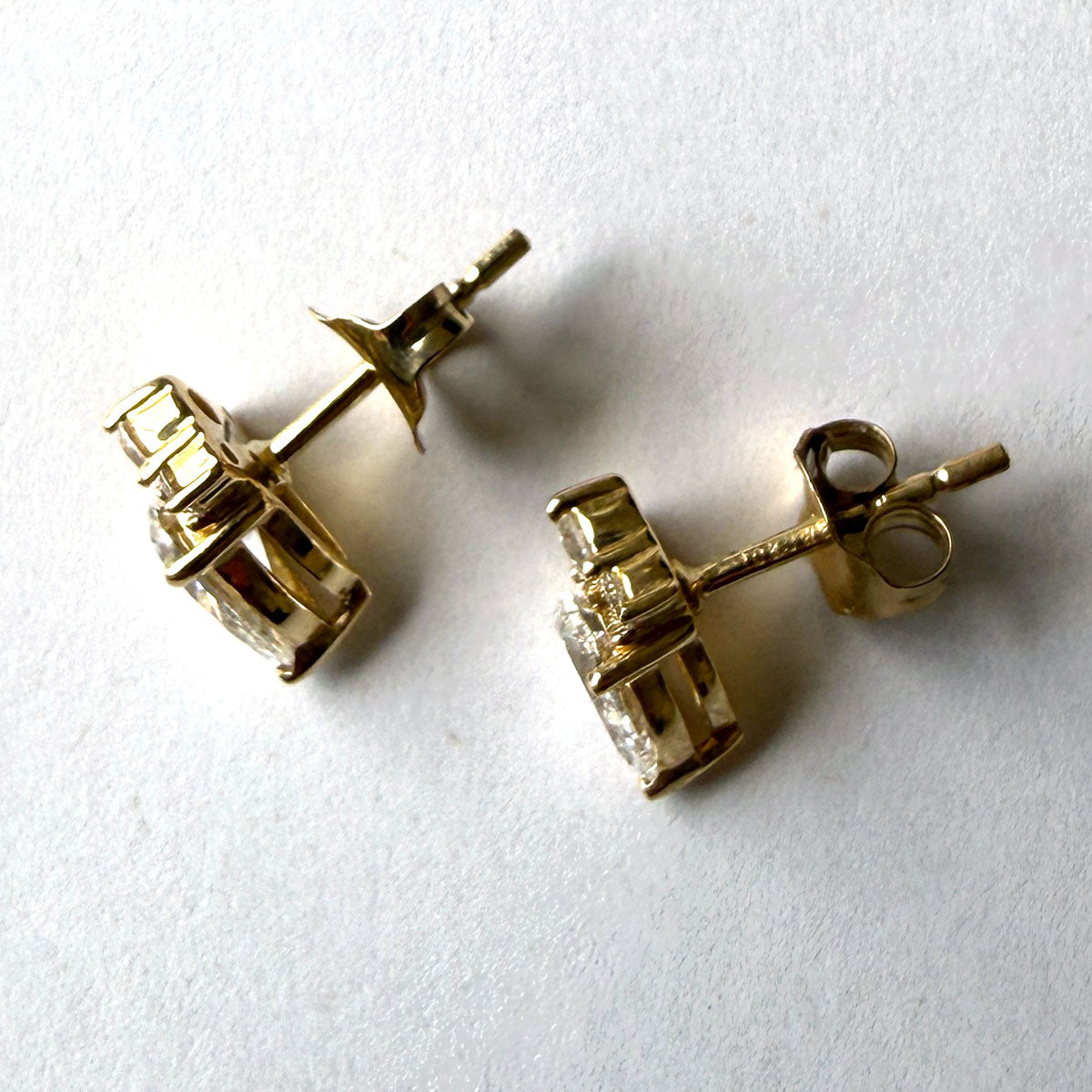 Aretes en oro amarillo 10K con diamantes de laboratorio corte pera y redondos 1ctw