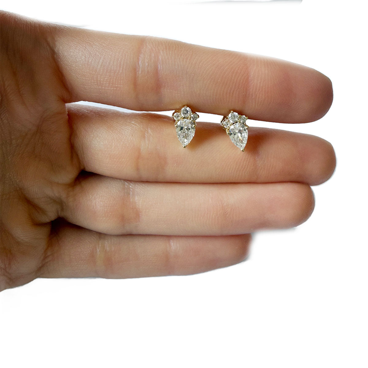 Aretes en oro amarillo 10K con diamantes de laboratorio corte pera y redondos 1ctw