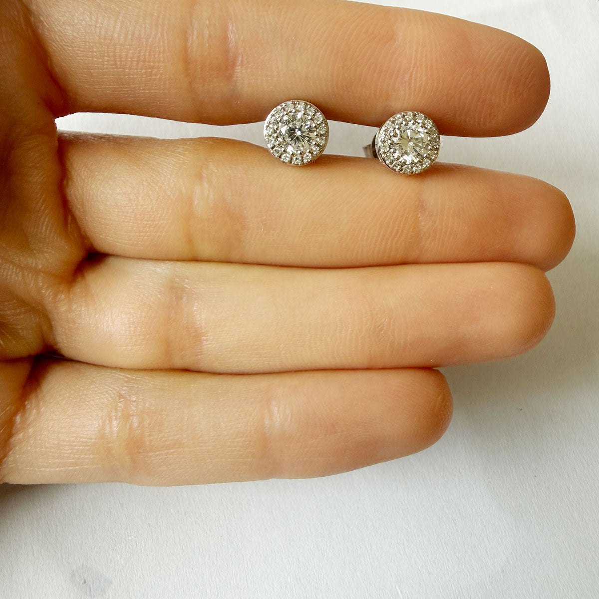 Aretes en oro blanco 14K studs halo de diamantes de laboratorio 1ctw