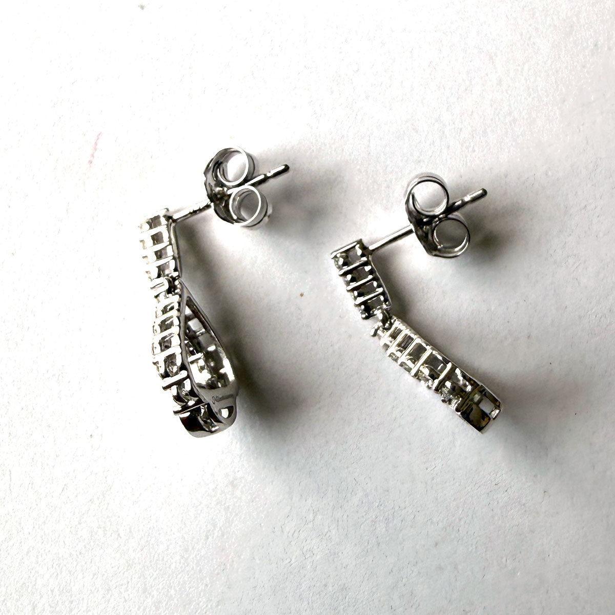 Aretes en oro blanco 10K con gota abierta colgante de diamantes 0.25ctw