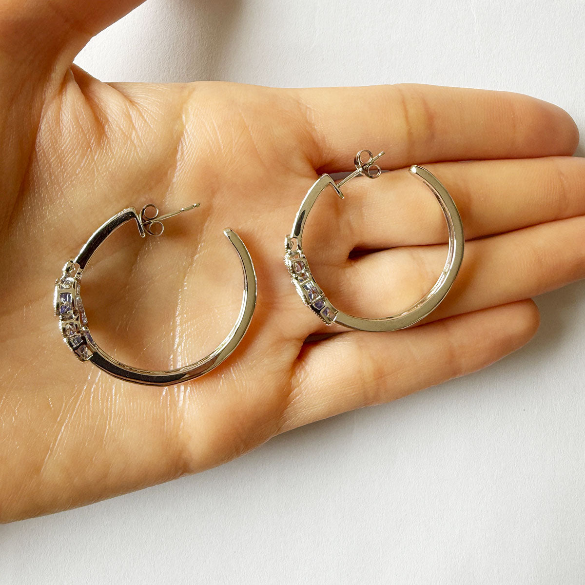 Argollas de plata con tanzanitas y topacios blancos