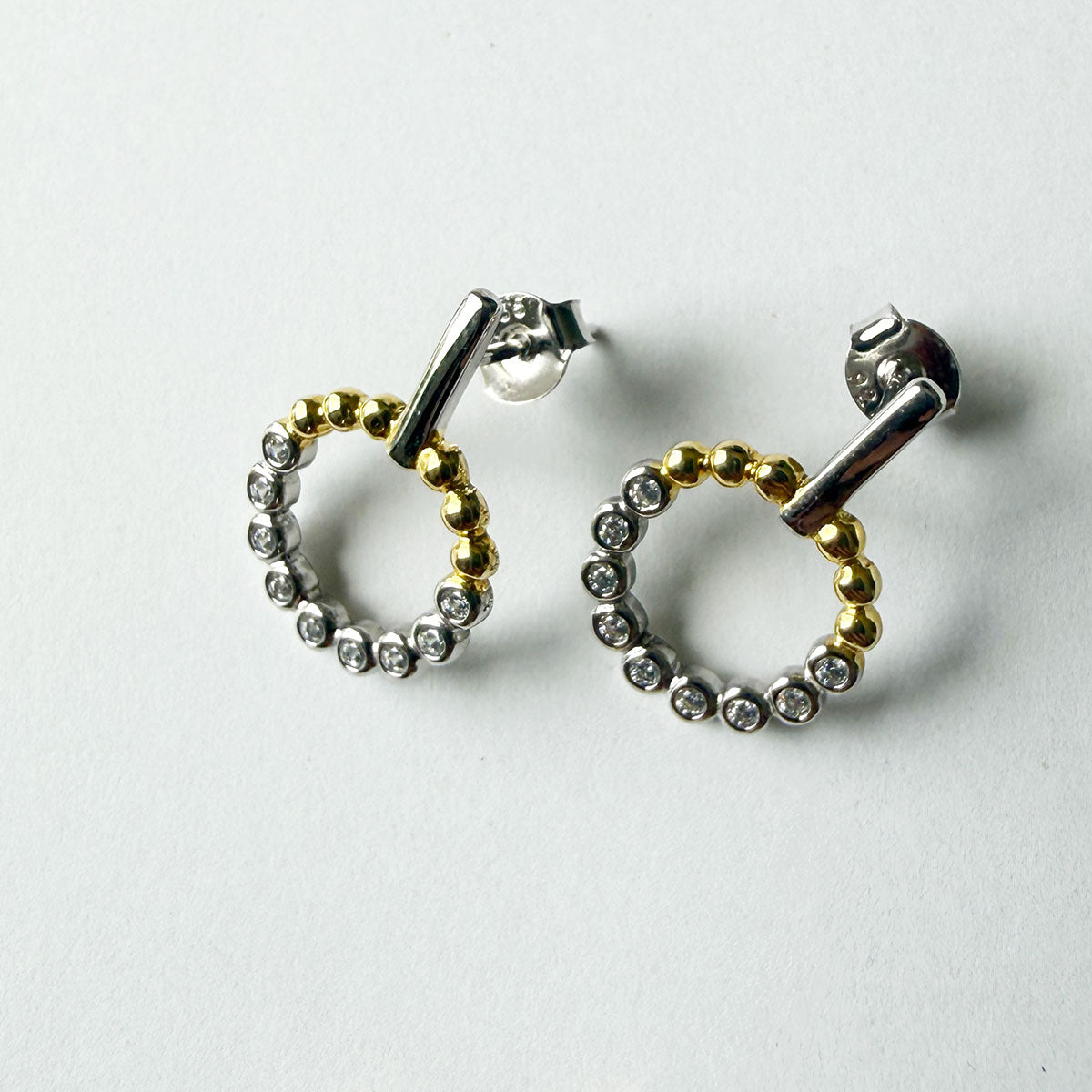 Aretes de plata de barra con círculo de circonitas