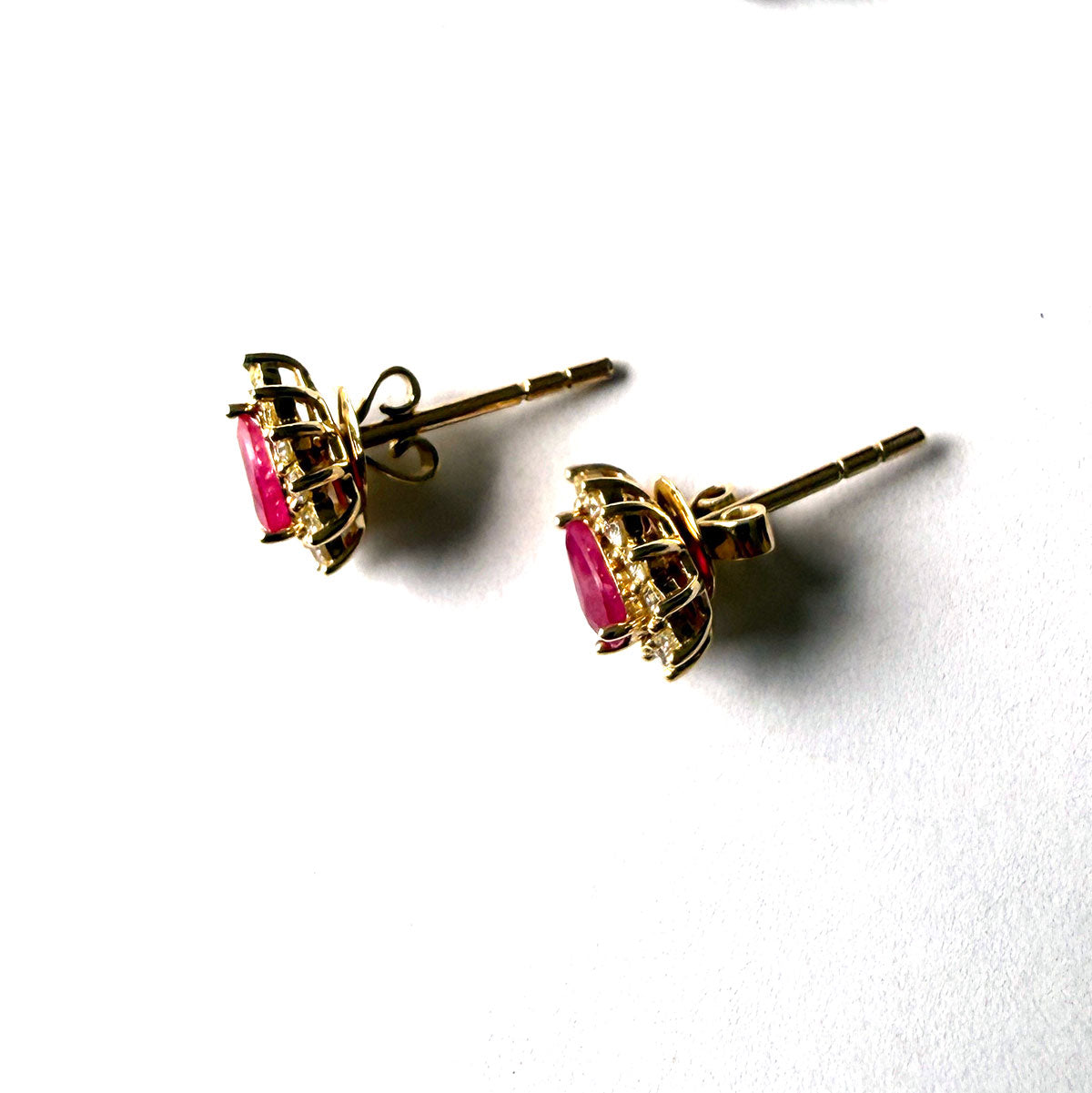 Aretes en oro amarillo 14K con rubí corte pera y halo de diamantes 0.40ctw convertible