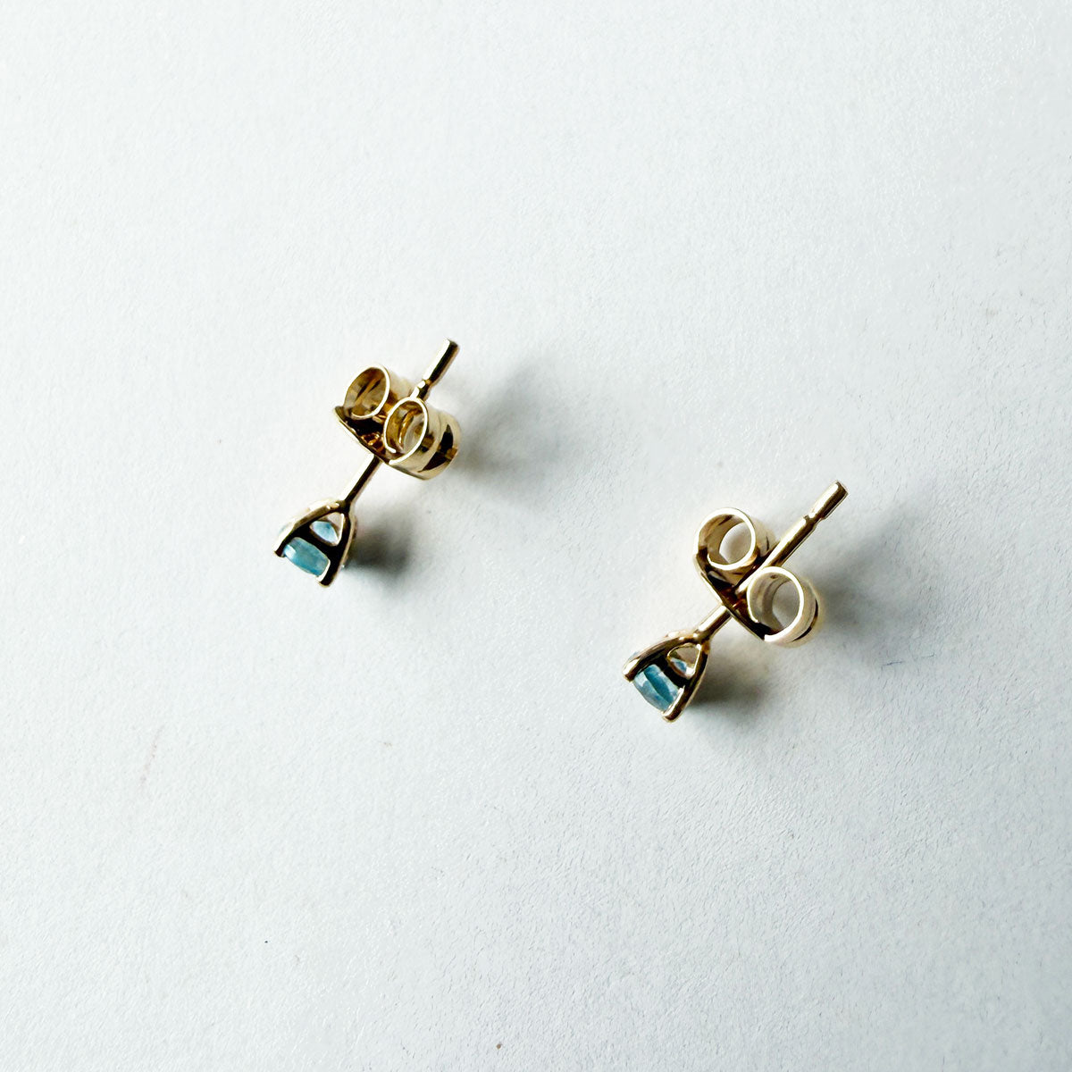 Aretes en oro amarillo 14K studs de topacio azul 0.26ctw