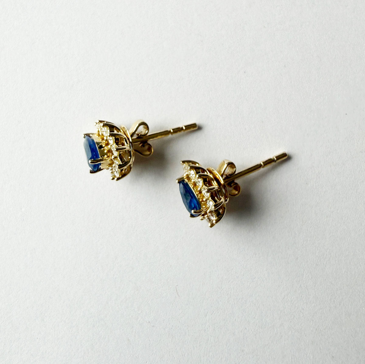Aretes en oro amarillo 14K con zafiro corte pera y halo de diamantes 0.40ctw convertible
