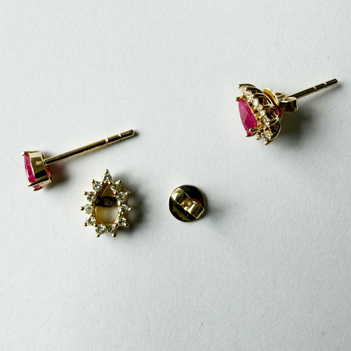 Aretes en oro amarillo 14K con rubí corte pera y halo de diamantes 0.40ctw convertible