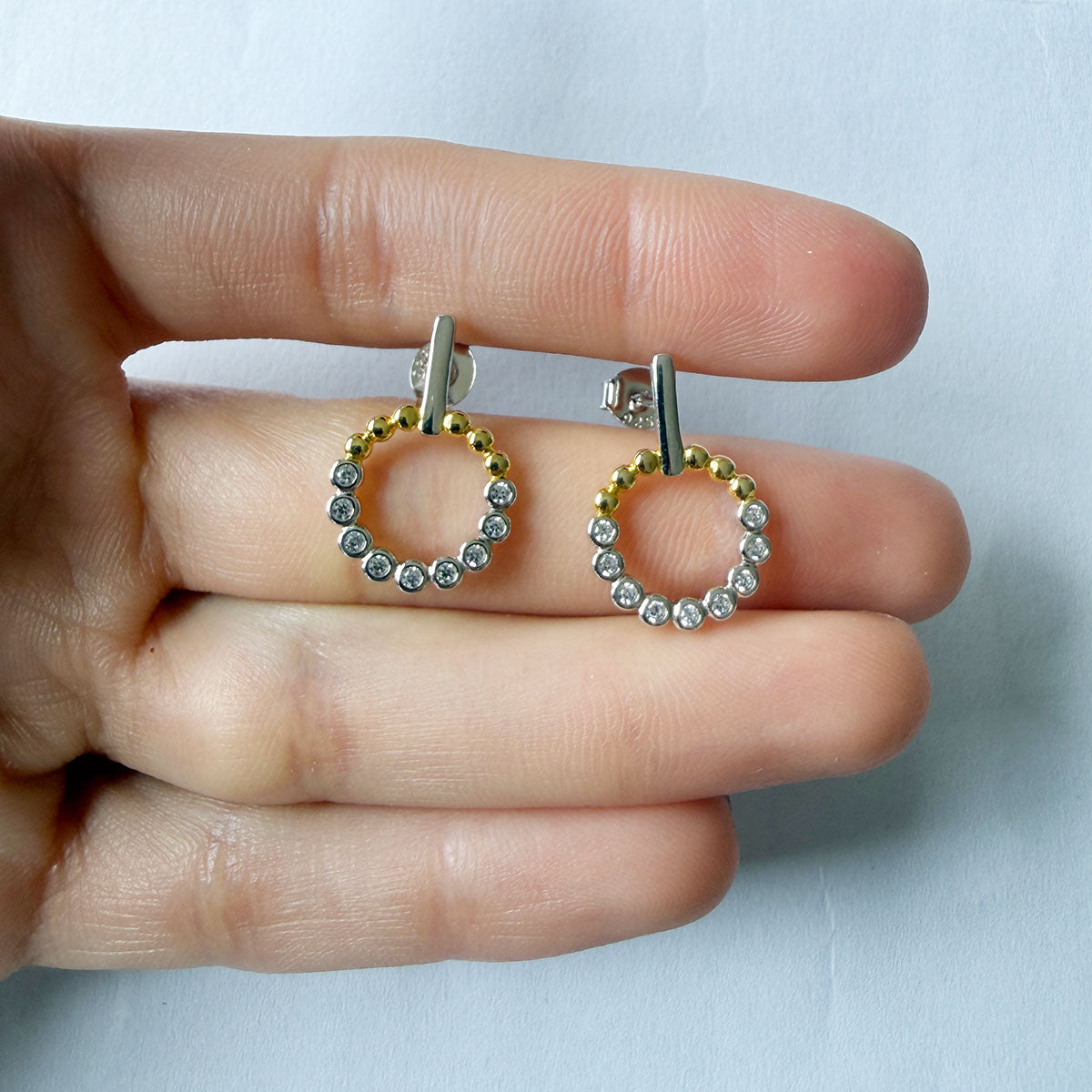 Aretes de plata de barra con círculo de circonitas