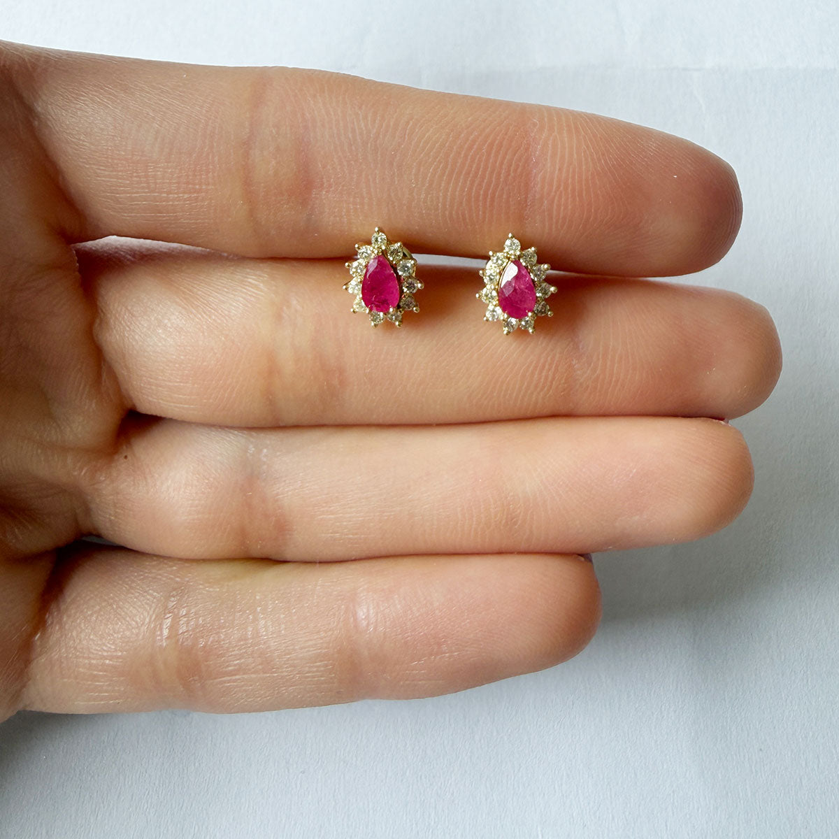 Aretes en oro amarillo 14K con rubí corte pera y halo de diamantes 0.40ctw convertible