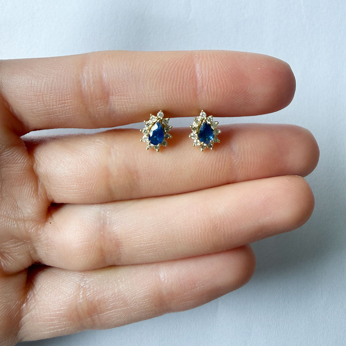 Aretes en oro amarillo 14K con zafiro corte pera y halo de diamantes 0.40ctw convertible