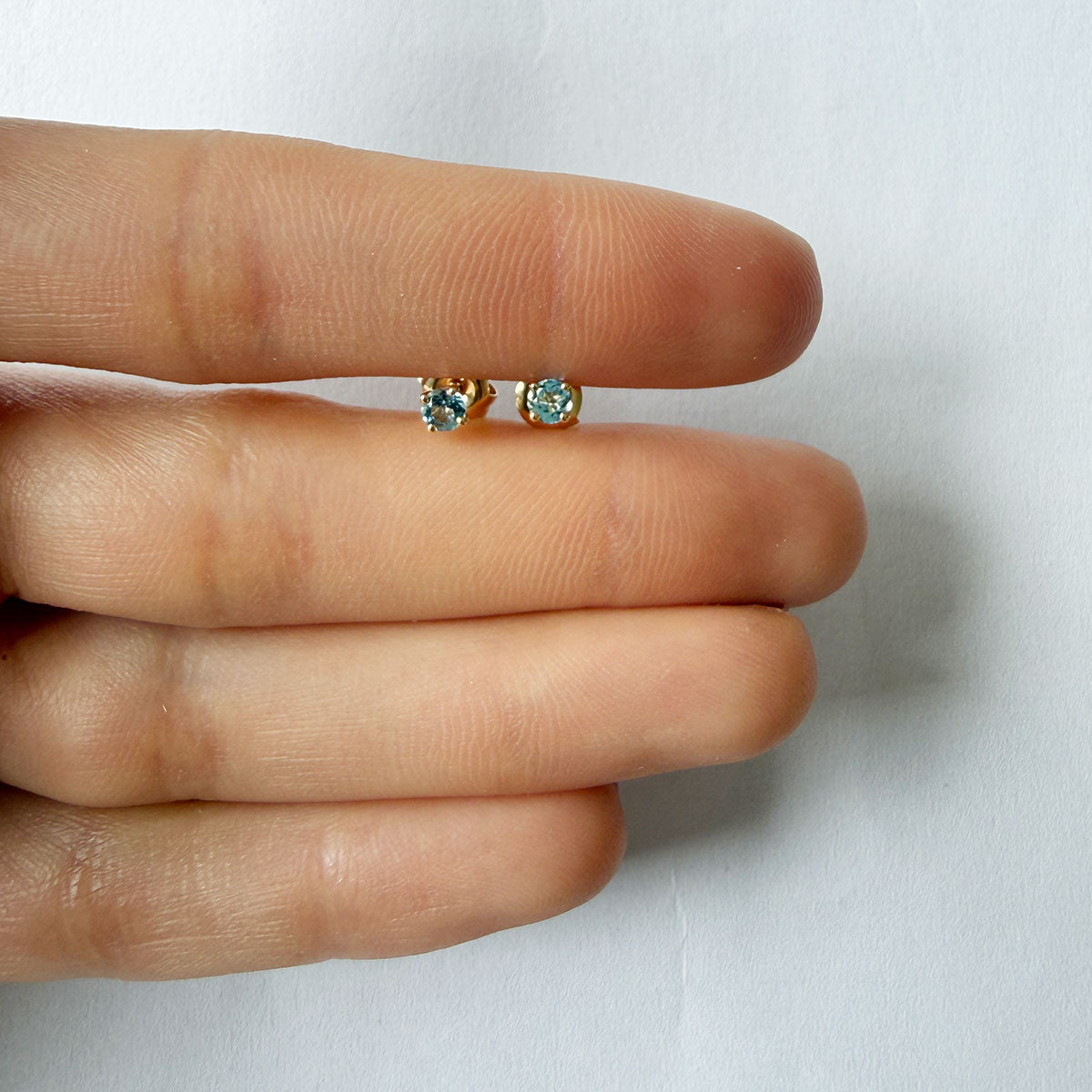 Aretes en oro amarillo 14K studs de topacio azul 0.26ctw
