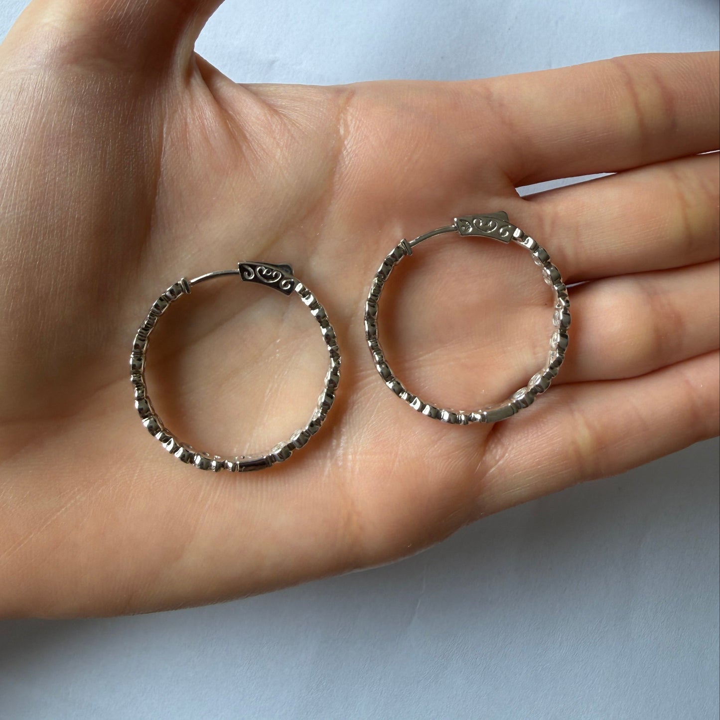 Argollas de plata XOXO con circonitas