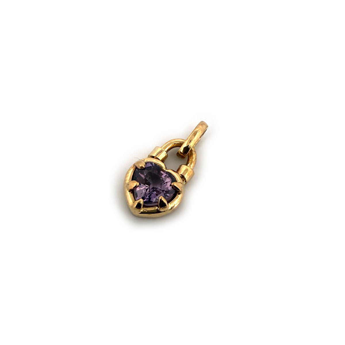 Dije en oro amarillo 14k con corazón de zafiro morado