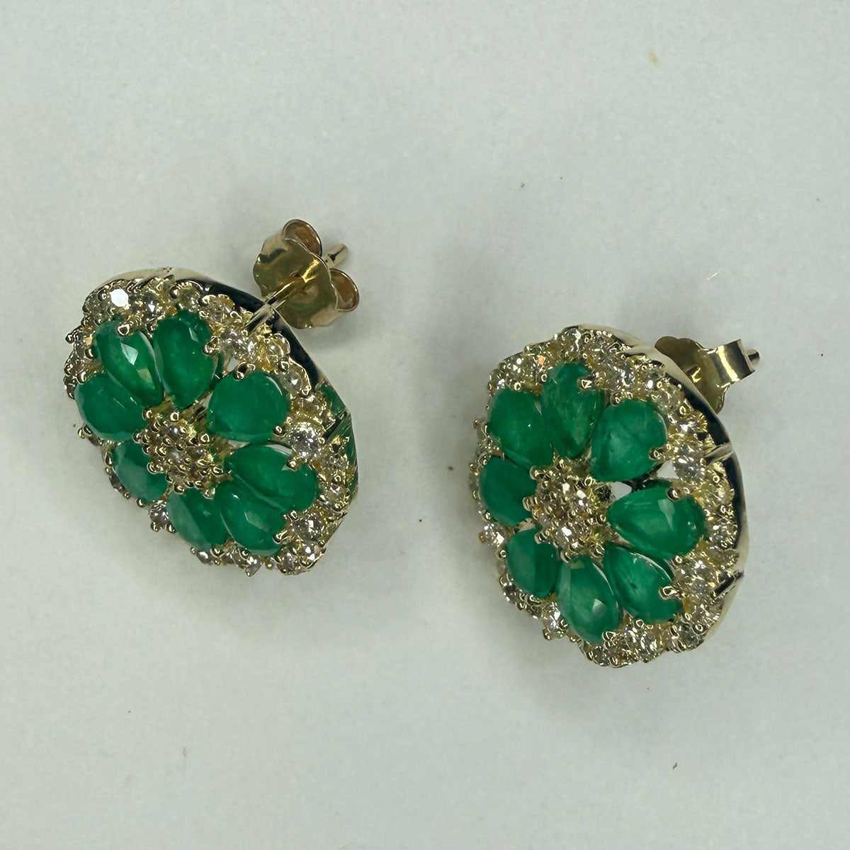 Aretes en oro amarillo 10K en forma de flor con zafiros y diamantes 0.75ctw